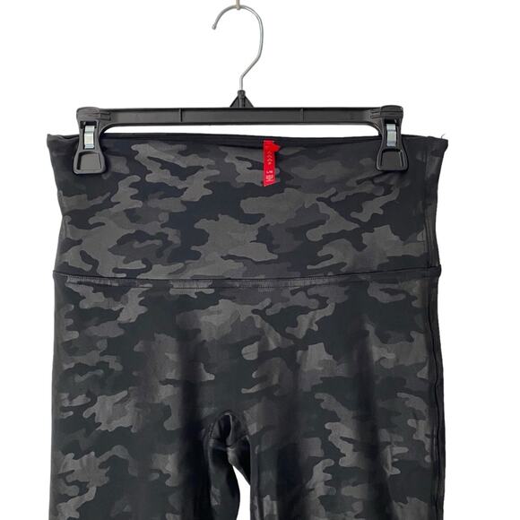 Spanx Faux Leather Matte Black Gray Camo Leggings size large - Picture 4 of 8